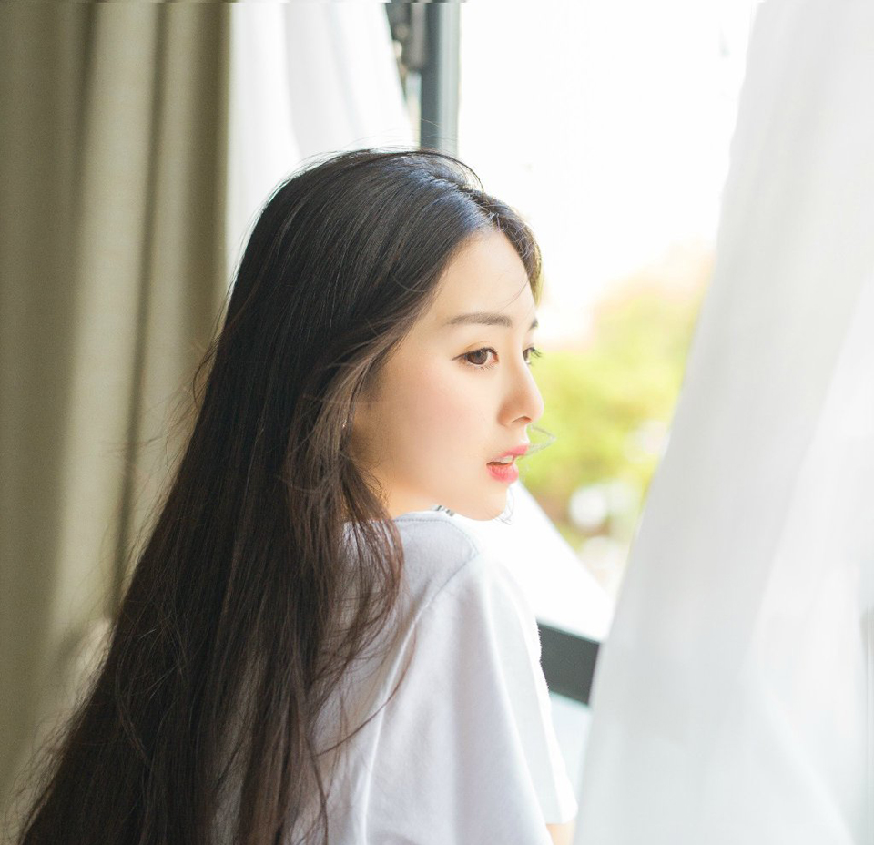 “冤家，你何时将我娶入府中？省的现在这样偷偷摸摸，见你一面，还要跟那混人找寻借口。”略带娇喘的声音听在刘璝的耳朵里，却不啻于平地惊雷，那声音，竟是如此的熟悉。